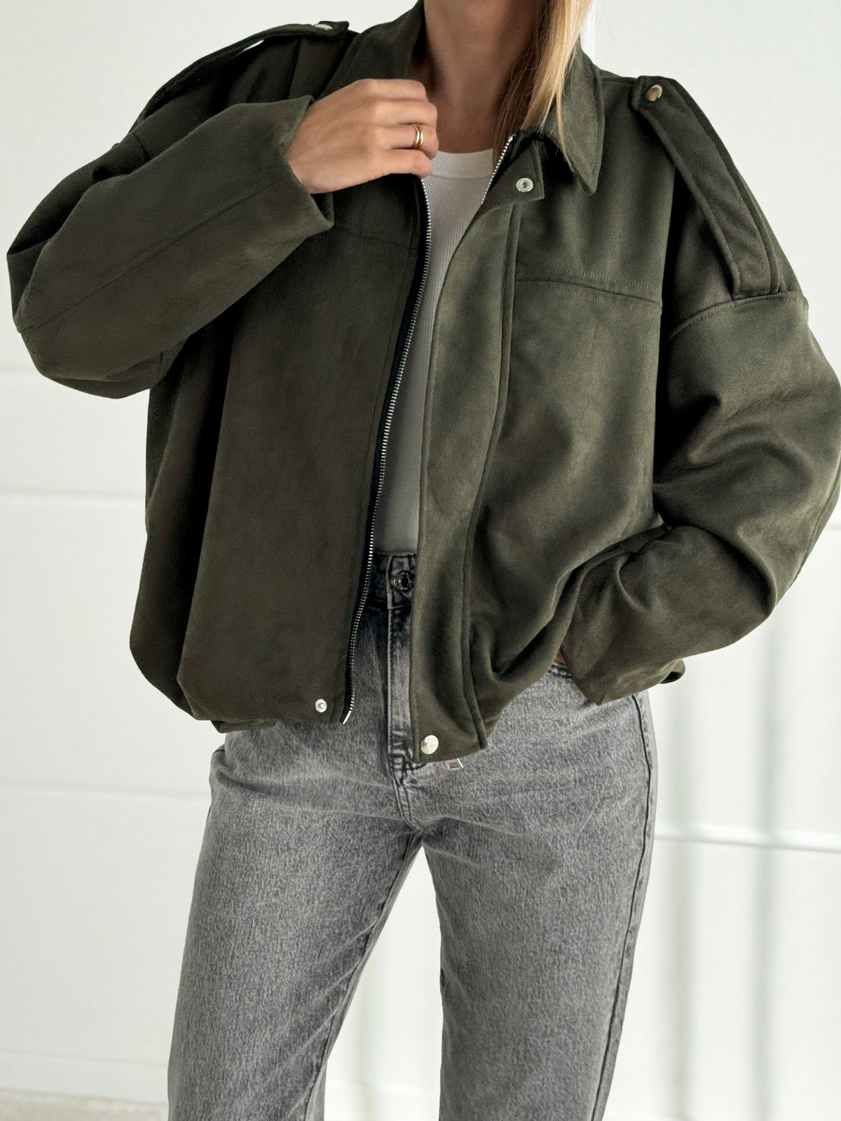 Moteriškas zomšos imitacijos švarkas NIVORA Chaki