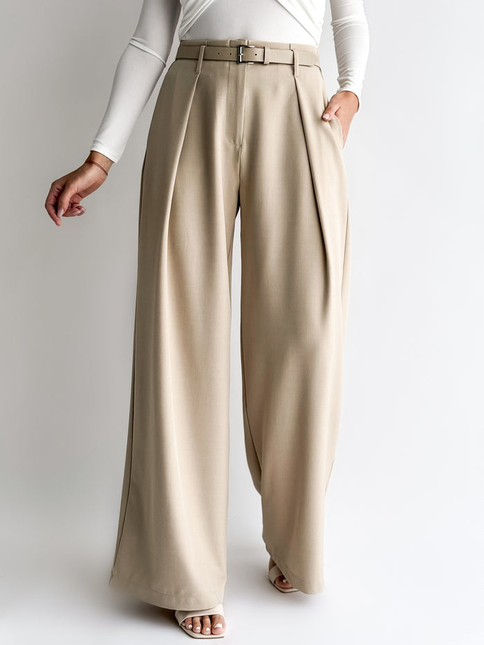 Moteriškos plačios kelnės su diržu HAZO Kreminė