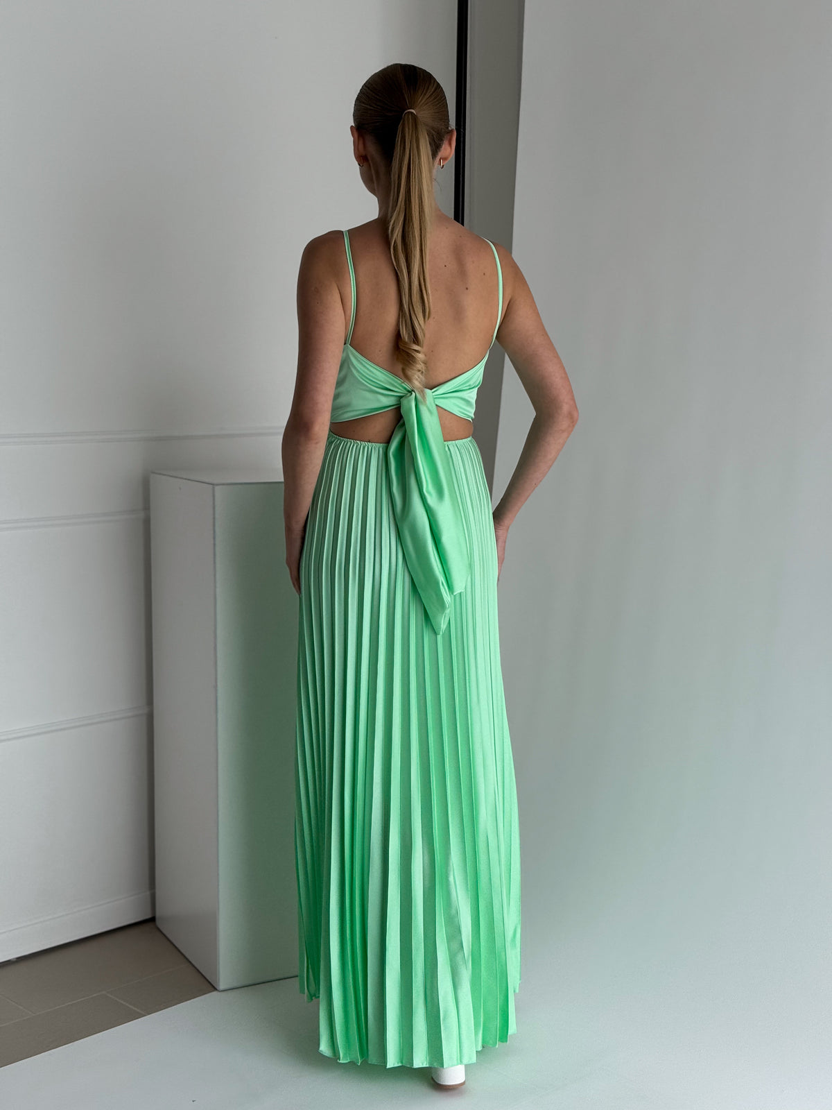 Moteriška ilga proginė suknelė LENORA Mėtinė