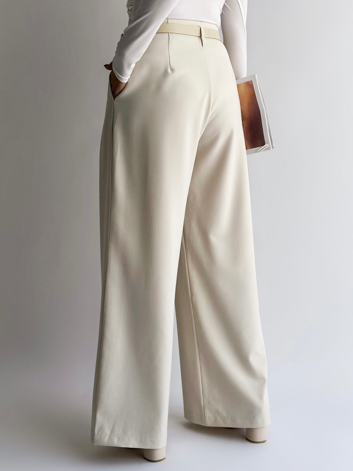 moteriskos-placios-kelnes-su-dirzu-hazo-sviesiai-kremine