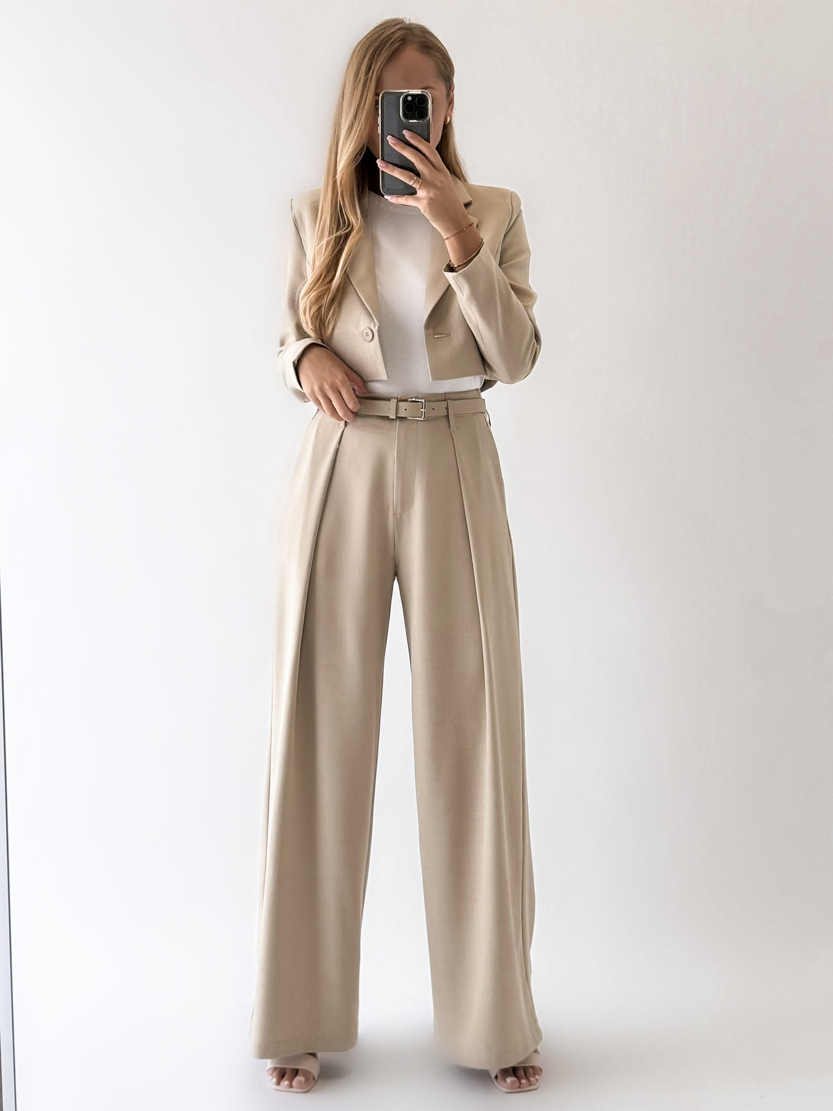 Moteriškos plačios kelnės su diržu HAZO Kreminė