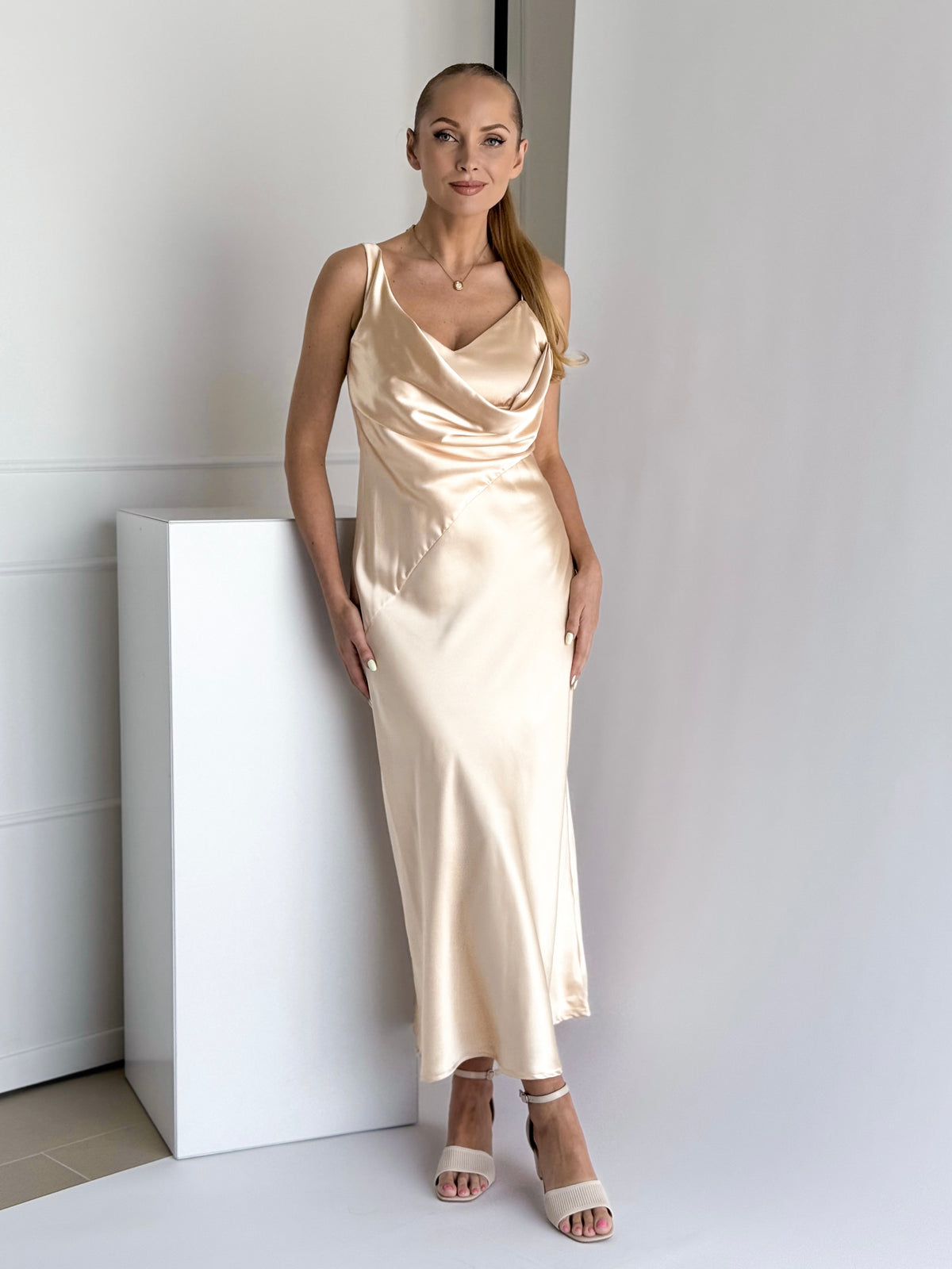 Moteriška proginė suknelė DALTON Kreminė