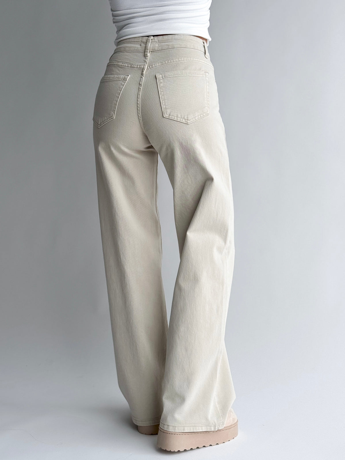 wide-leg-modelio-moteriski-dzinsai-nando-kremine