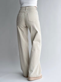 wide-leg-modelio-moteriski-dzinsai-nando-kremine