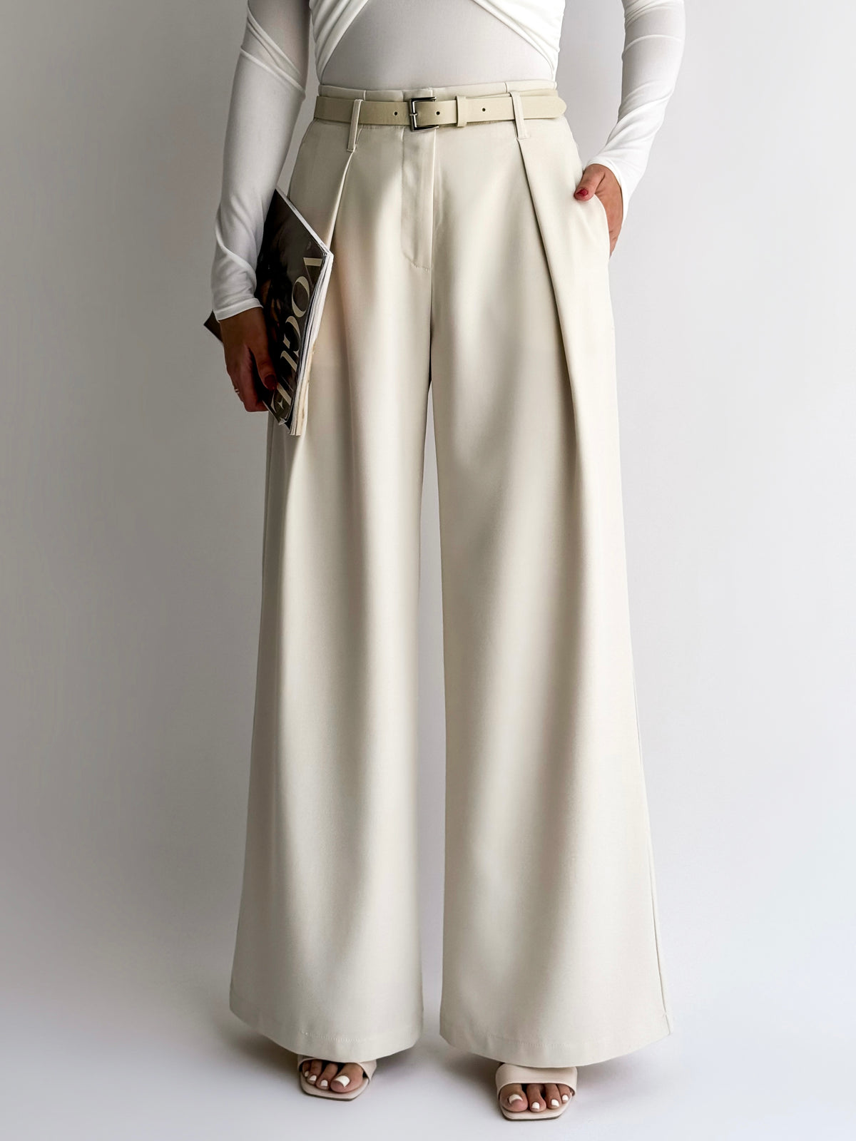 moteriskos-placios-kelnes-su-dirzu-hazo-sviesiai-kremine