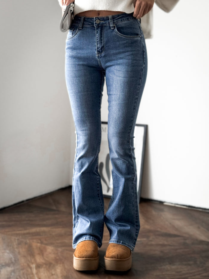 TALL BOOTCUT modelio platėjantys moteriški džinsai aukštu liemeniu OLLIE Mėlyna
