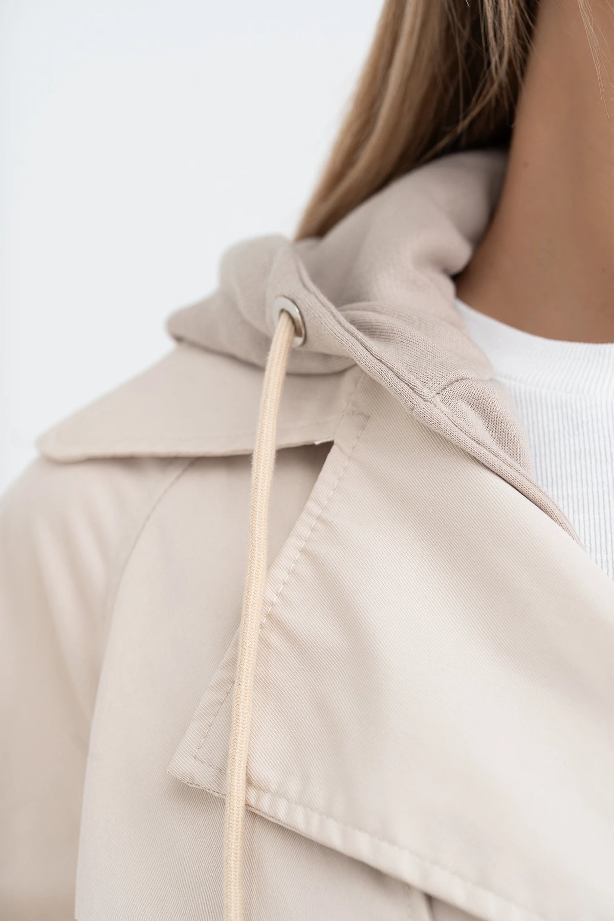 Moteriškas vidutinio ilgio paltas su gobtuvu PHILIPPA Kreminė