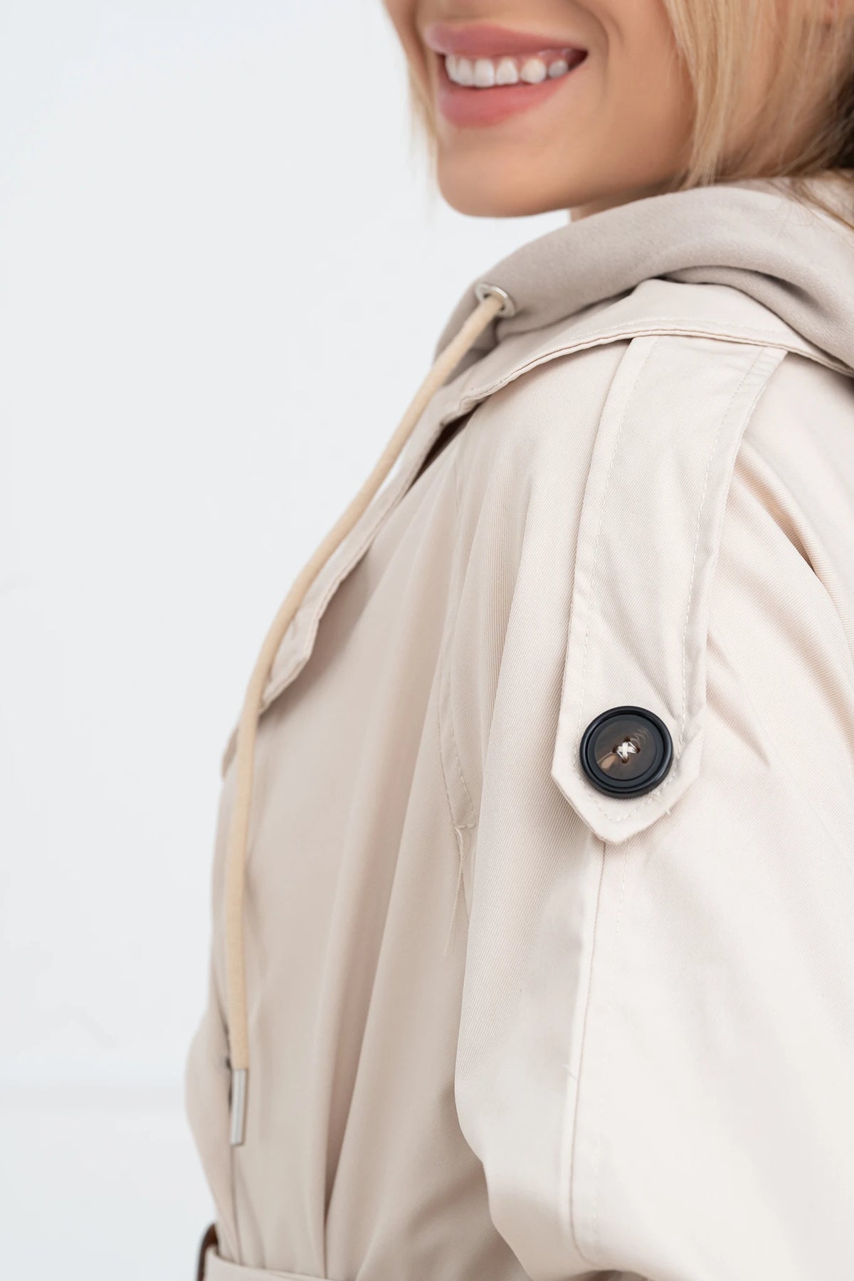 Moteriškas vidutinio ilgio paltas su gobtuvu PHILIPPA Kreminė