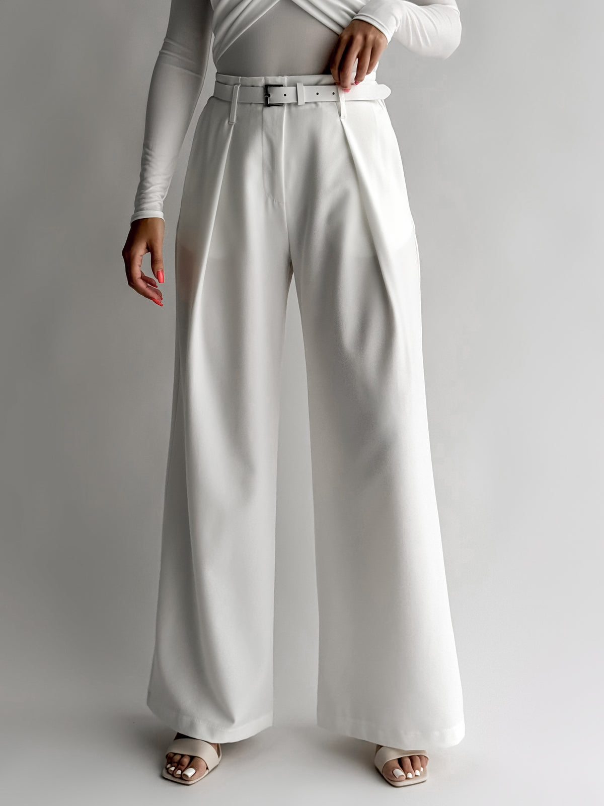 moteriskos-placios-kelnes-su-dirzu-hazo-balta