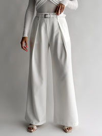 moteriskos-placios-kelnes-su-dirzu-hazo-balta