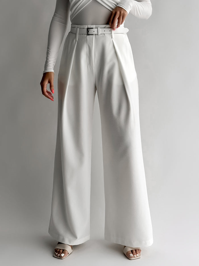 moteriskos-placios-kelnes-su-dirzu-hazo-balta