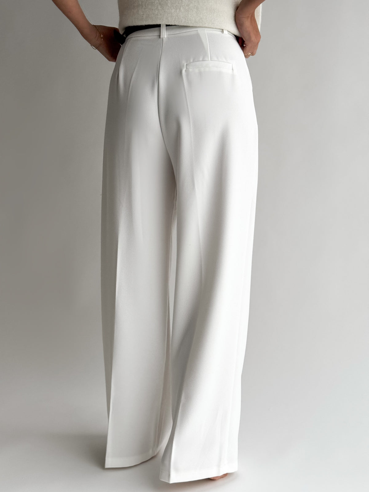 moteriskos-klasikines-kelnes-su-dirzu-moreno-balta