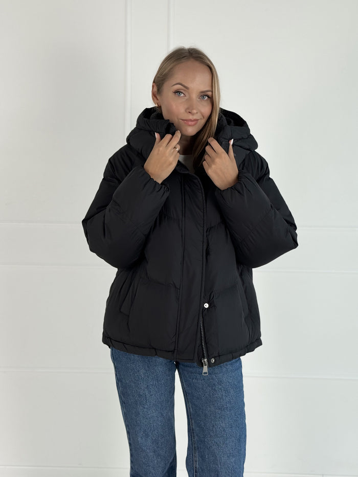 Moteriška šilta striukė su gobtuvu PABLO Juoda