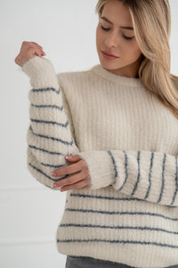 Moteriškas šiltas megztinis su vilna ODELIA Balta