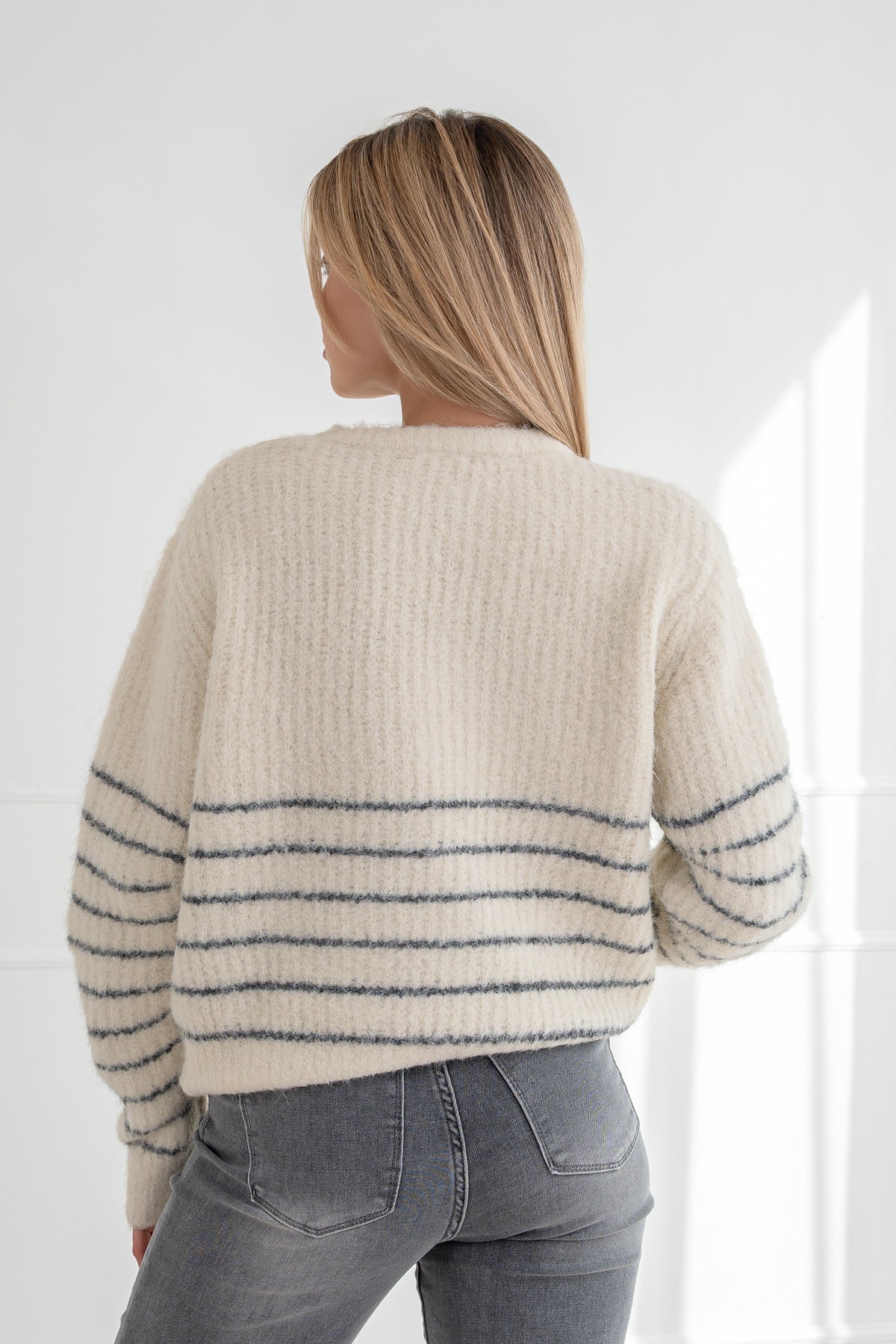 Moteriškas šiltas megztinis su vilna ODELIA Balta