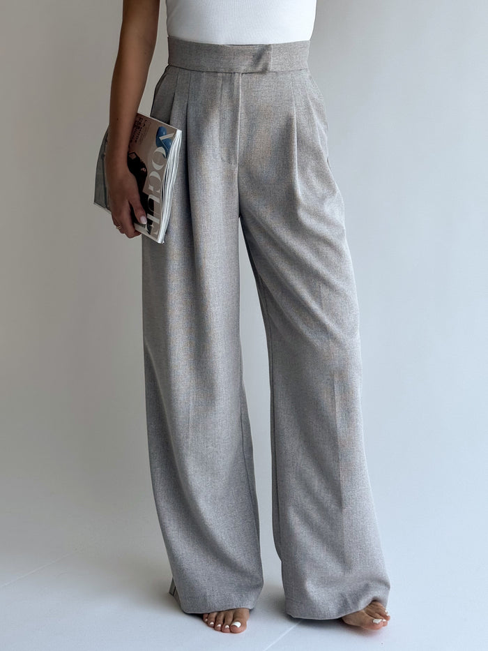 moteriskos-placios-klasikines-kelnes-julieta-pilka