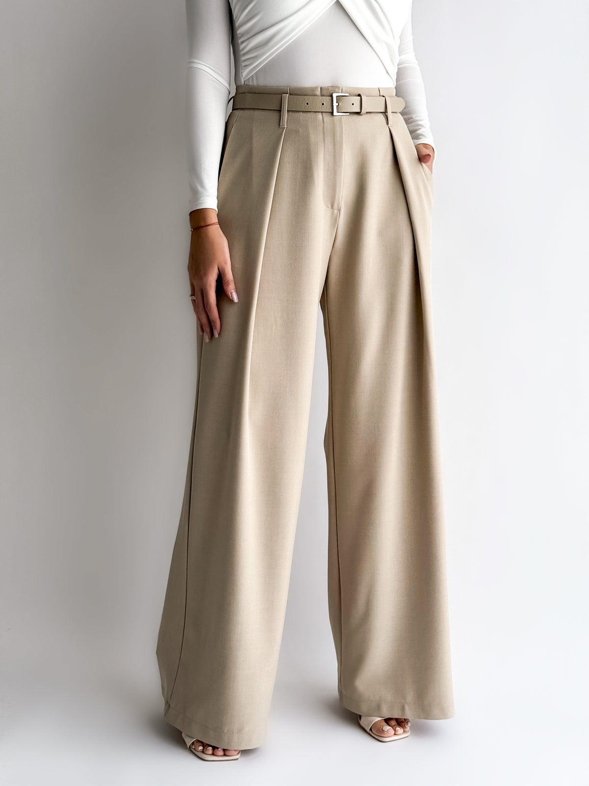 Moteriškos plačios kelnės su diržu HAZO Kreminė