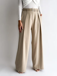 Moteriškos plačios kelnės su diržu HAZO Kreminė
