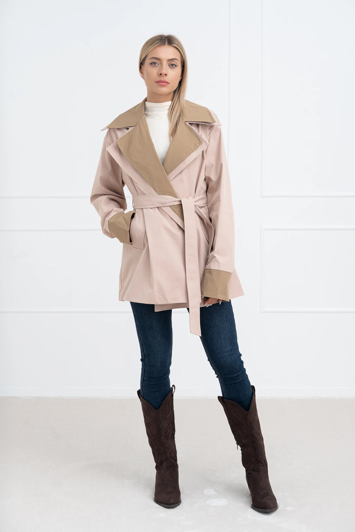 Moteriškas trumpas paltas su diržu ARDEN Kreminė