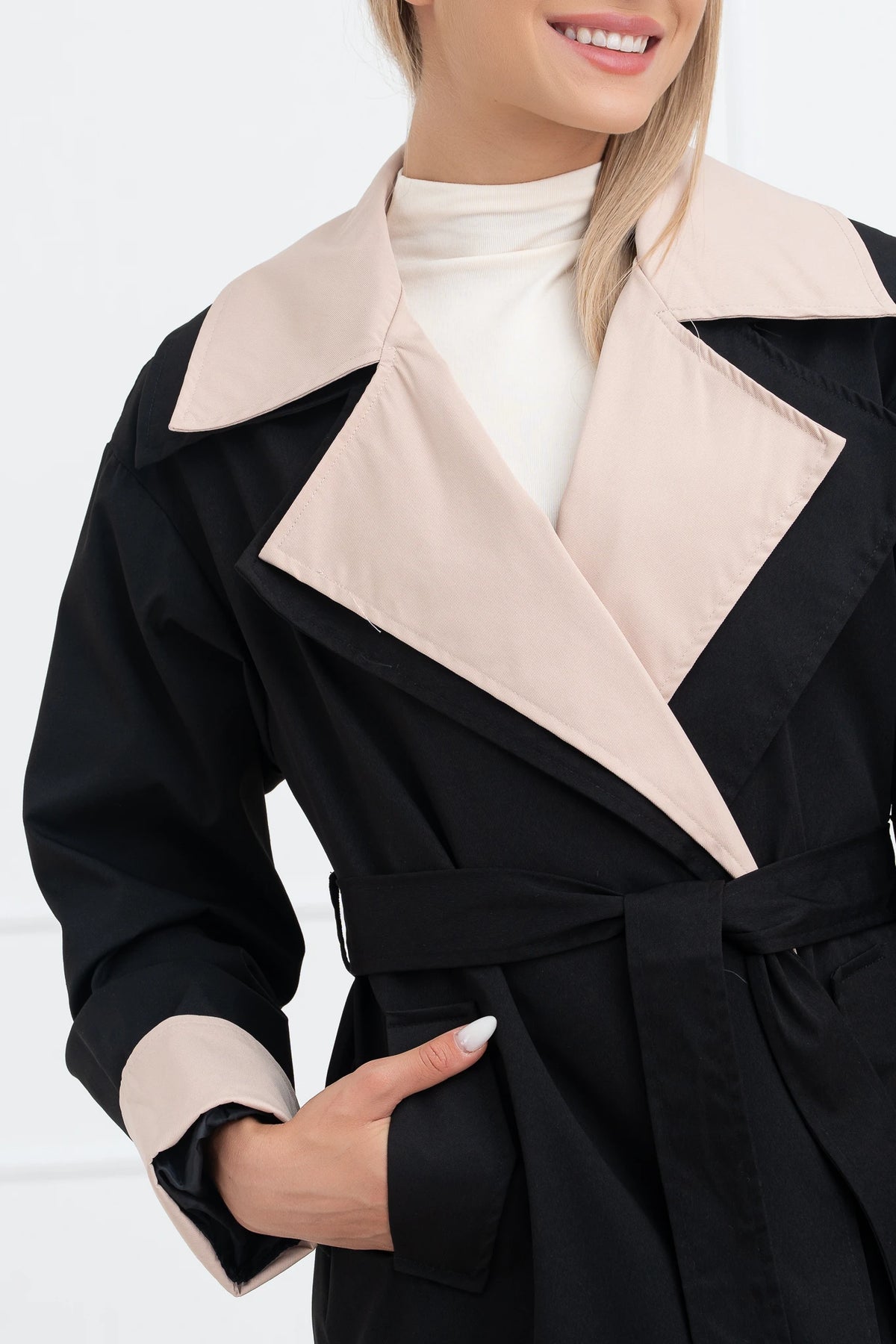 Moteriškas ilgas paltas su diržu TOMMY Juoda/Kreminė