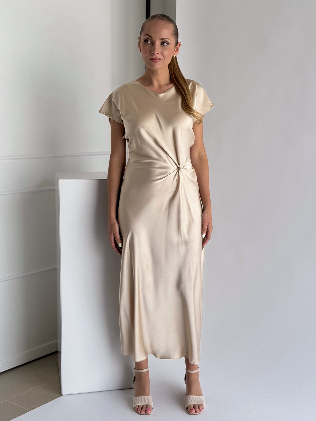 Moteriška ilga itališka satino suknelė VERONA Kreminė