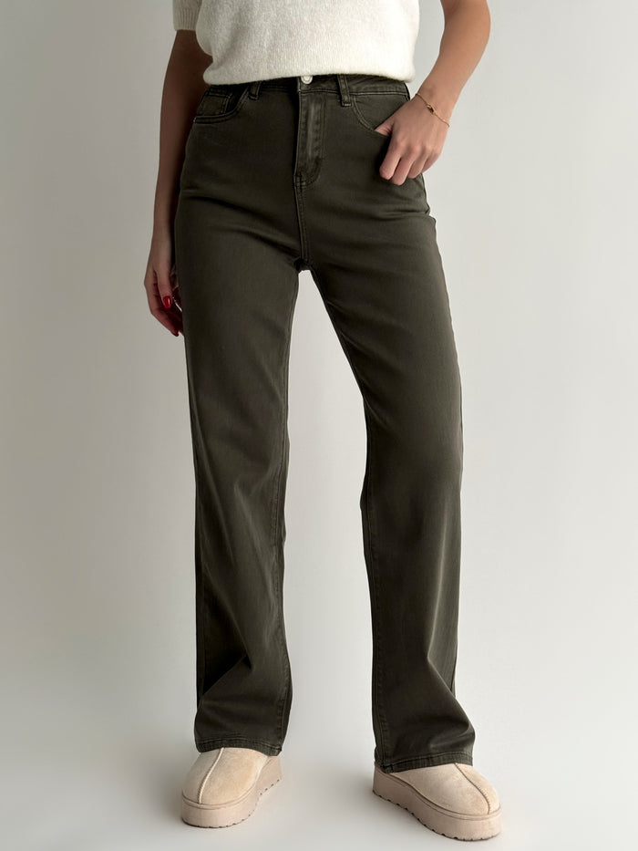 straight-modelio-moteriski-dzinsai-atlas-chaki