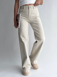 wide-leg-modelio-moteriski-dzinsai-nando-kremine