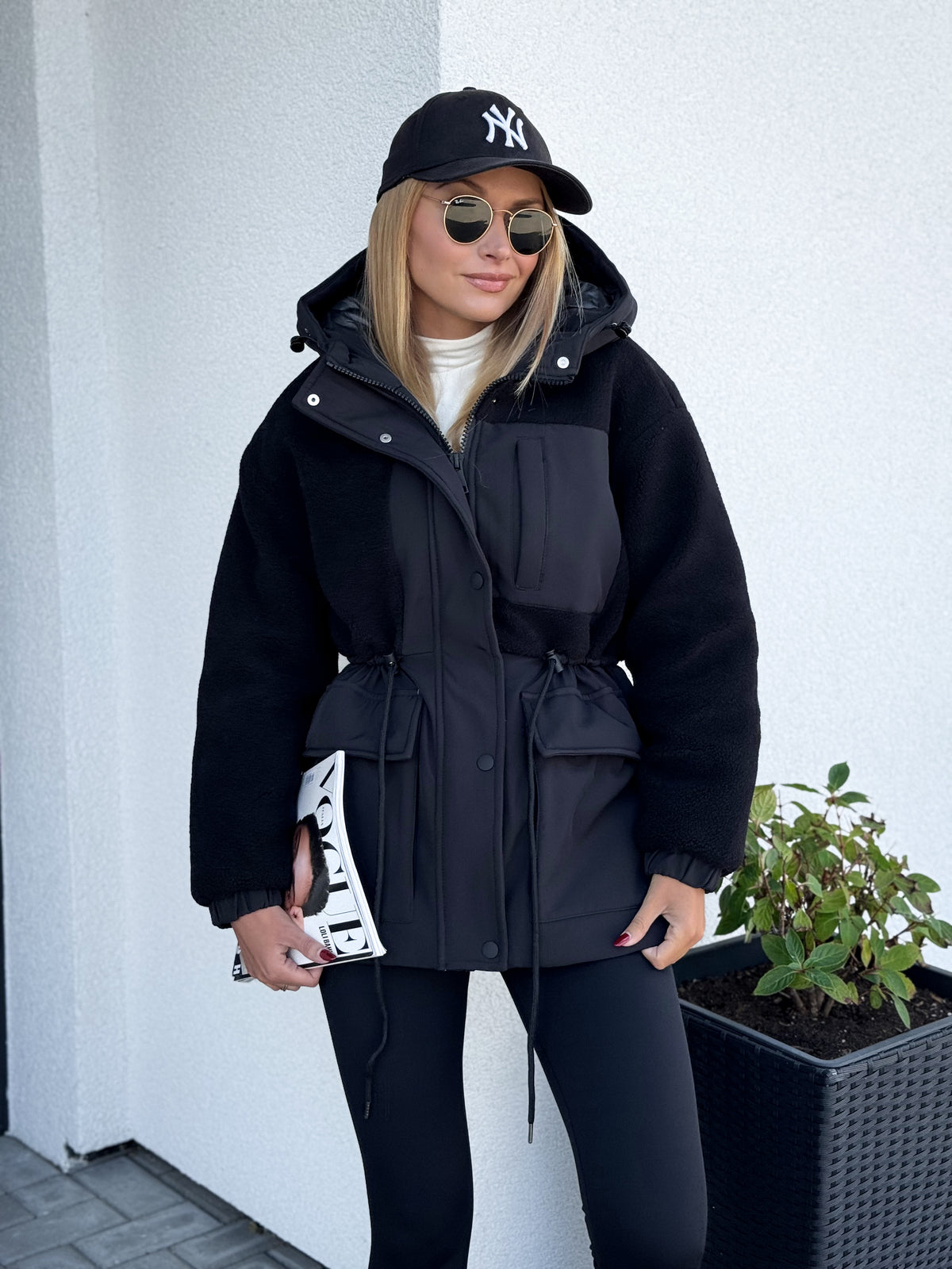 Moteriška vidutinio ilgio teddy striukė su gobtuvu RONEY Juoda