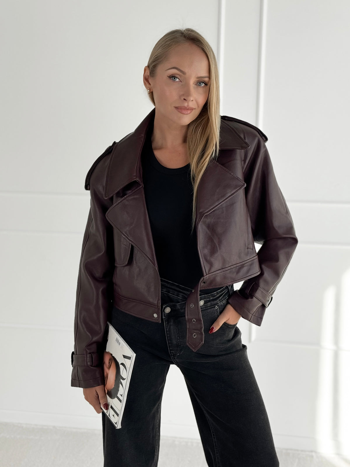 Moteriškas trumpas eko odos švarkas EDMON Bordo