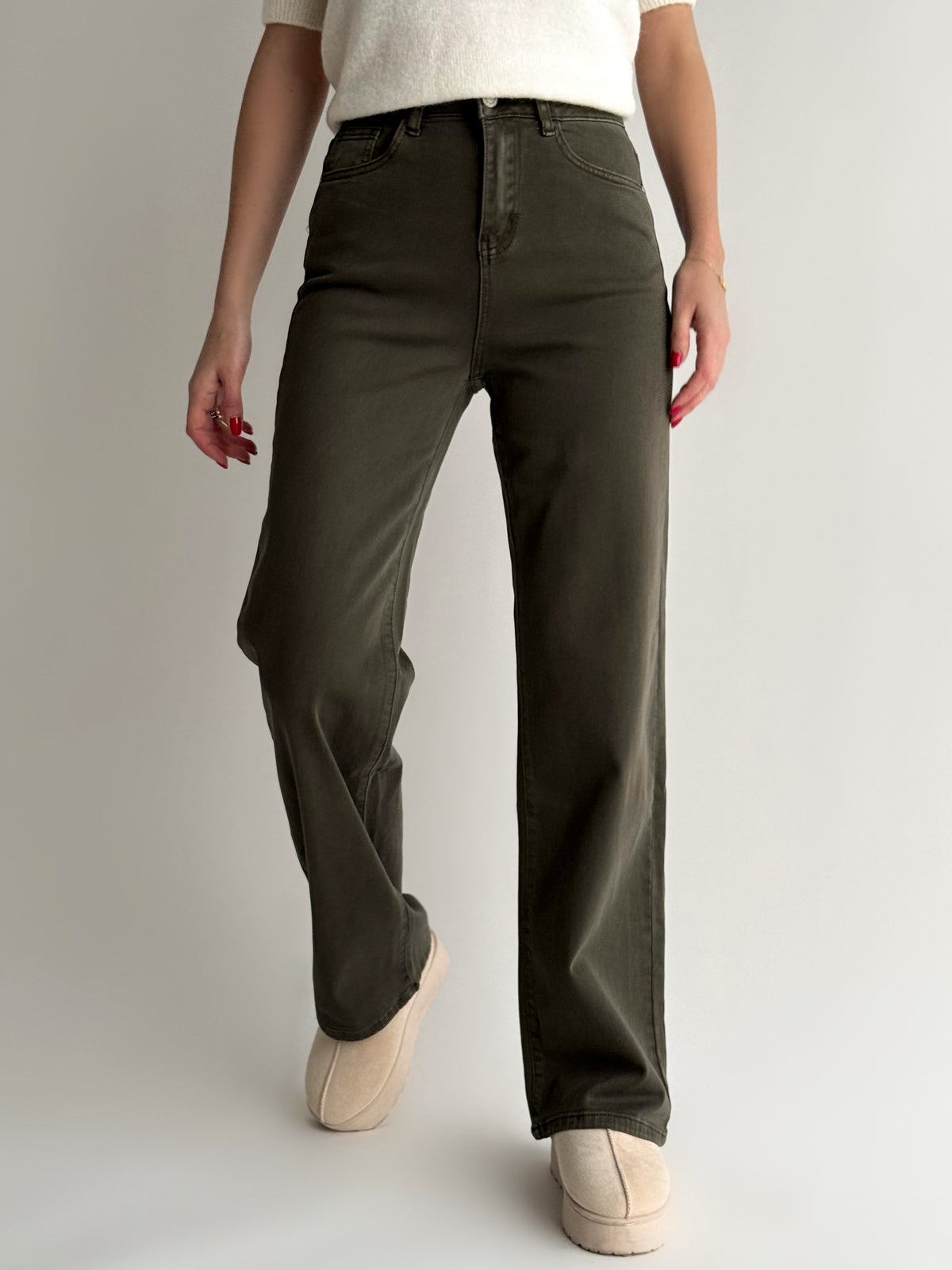 straight-modelio-moteriski-dzinsai-atlas-chaki