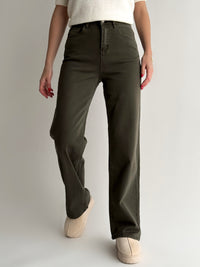 straight-modelio-moteriski-dzinsai-atlas-chaki