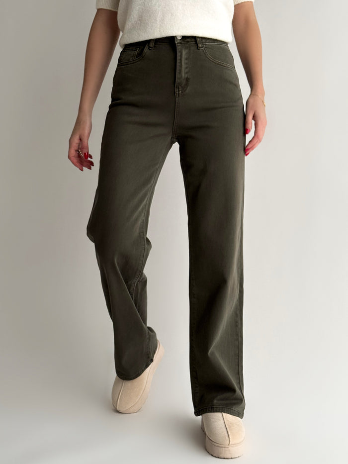 straight-modelio-moteriski-dzinsai-atlas-chaki