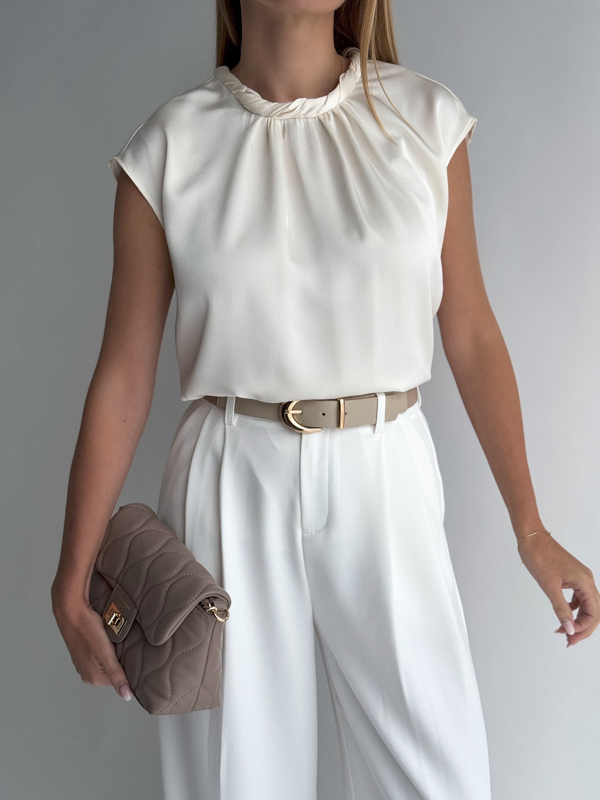 moteriska-puosni-satino-palaidine-madonna-sviesiai-kremine