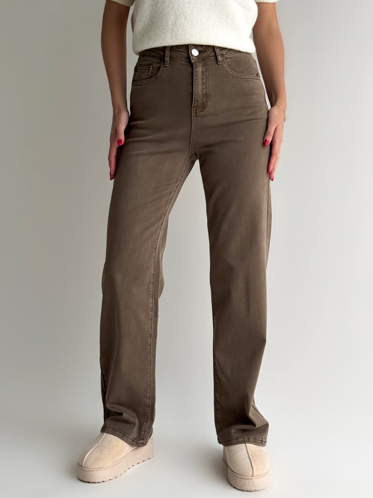 straight-modelio-moteriski-dzinsai-atlas-kapucino