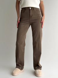 straight-modelio-moteriski-dzinsai-atlas-kapucino