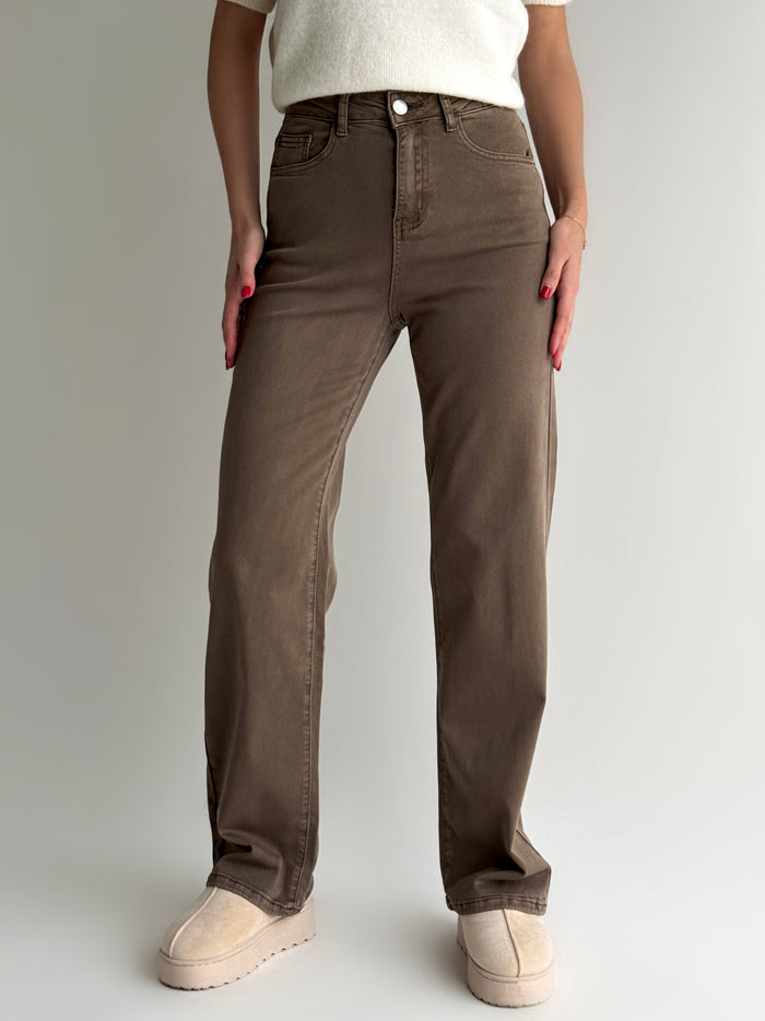 straight-modelio-moteriski-dzinsai-atlas-kapucino