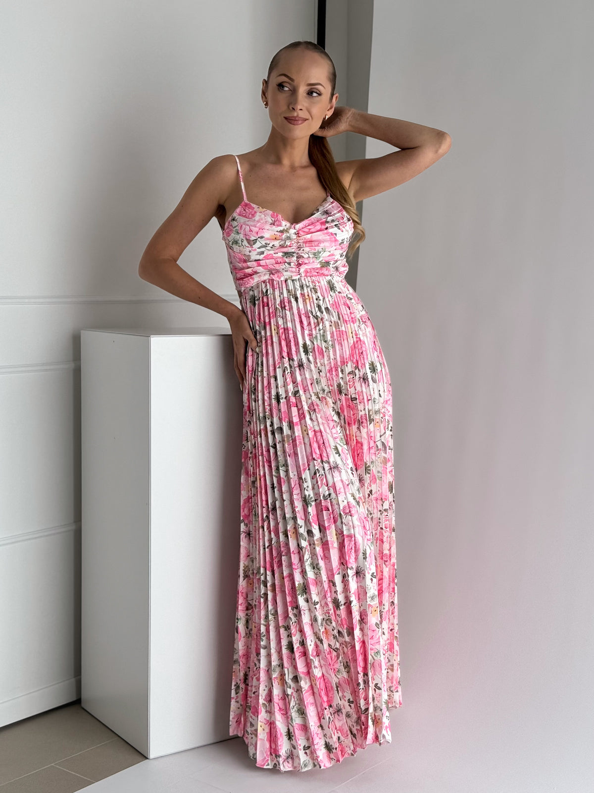 Moteriška ilga gėlėta proginė suknelė MANONA Rožinė