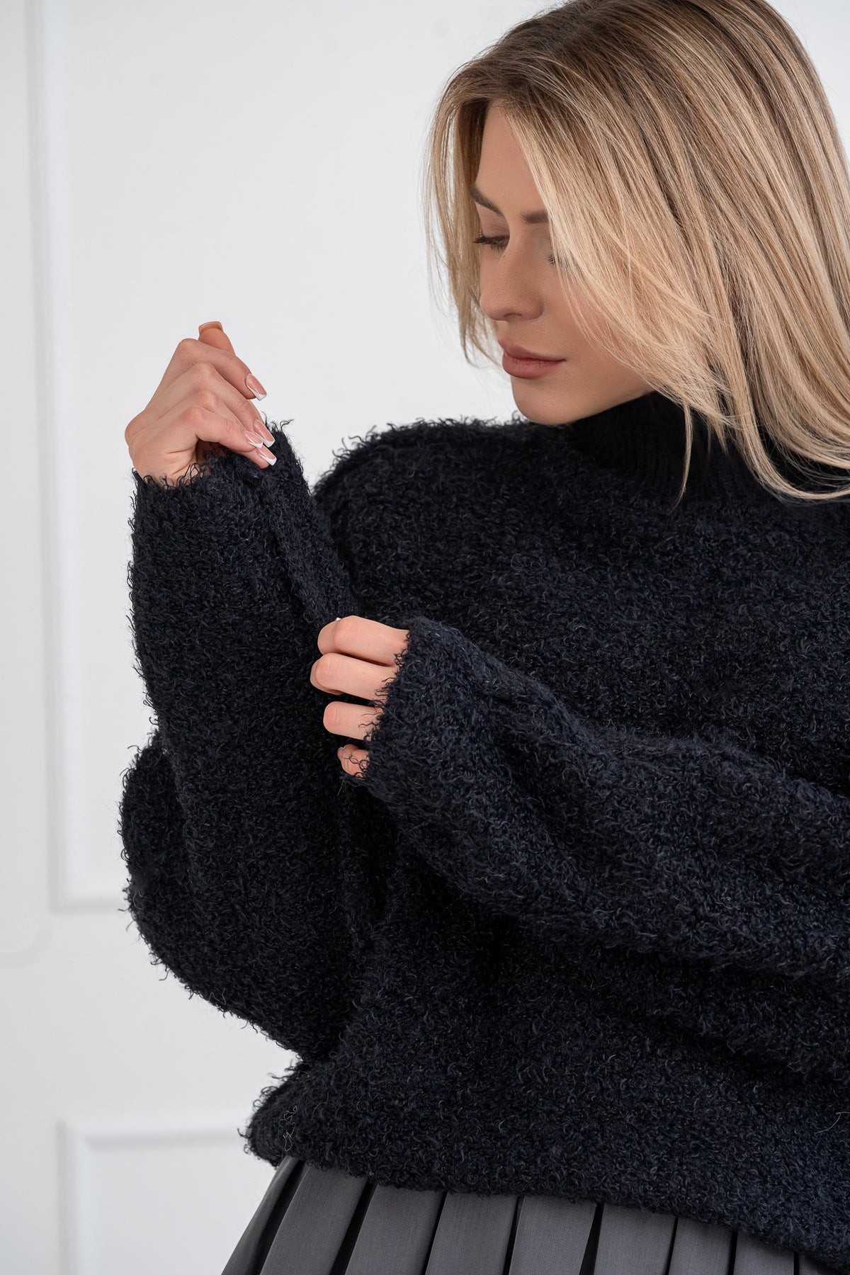 Moteriškas šiltas megztinis ELYA Juoda