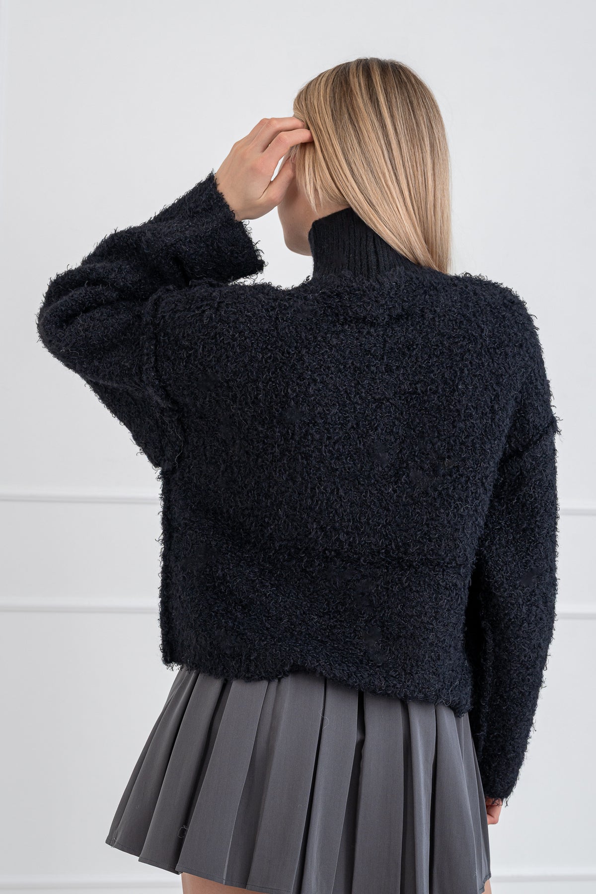 Moteriškas šiltas megztinis ELYA Juoda