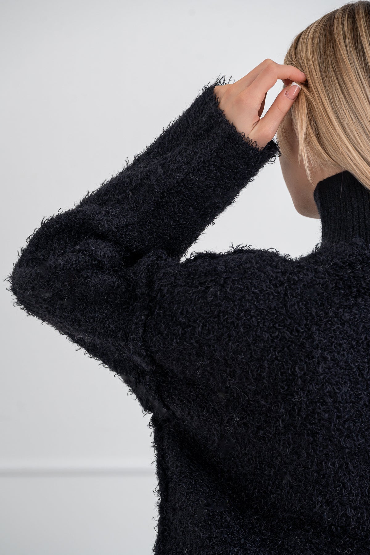 Moteriškas šiltas megztinis ELYA Juoda