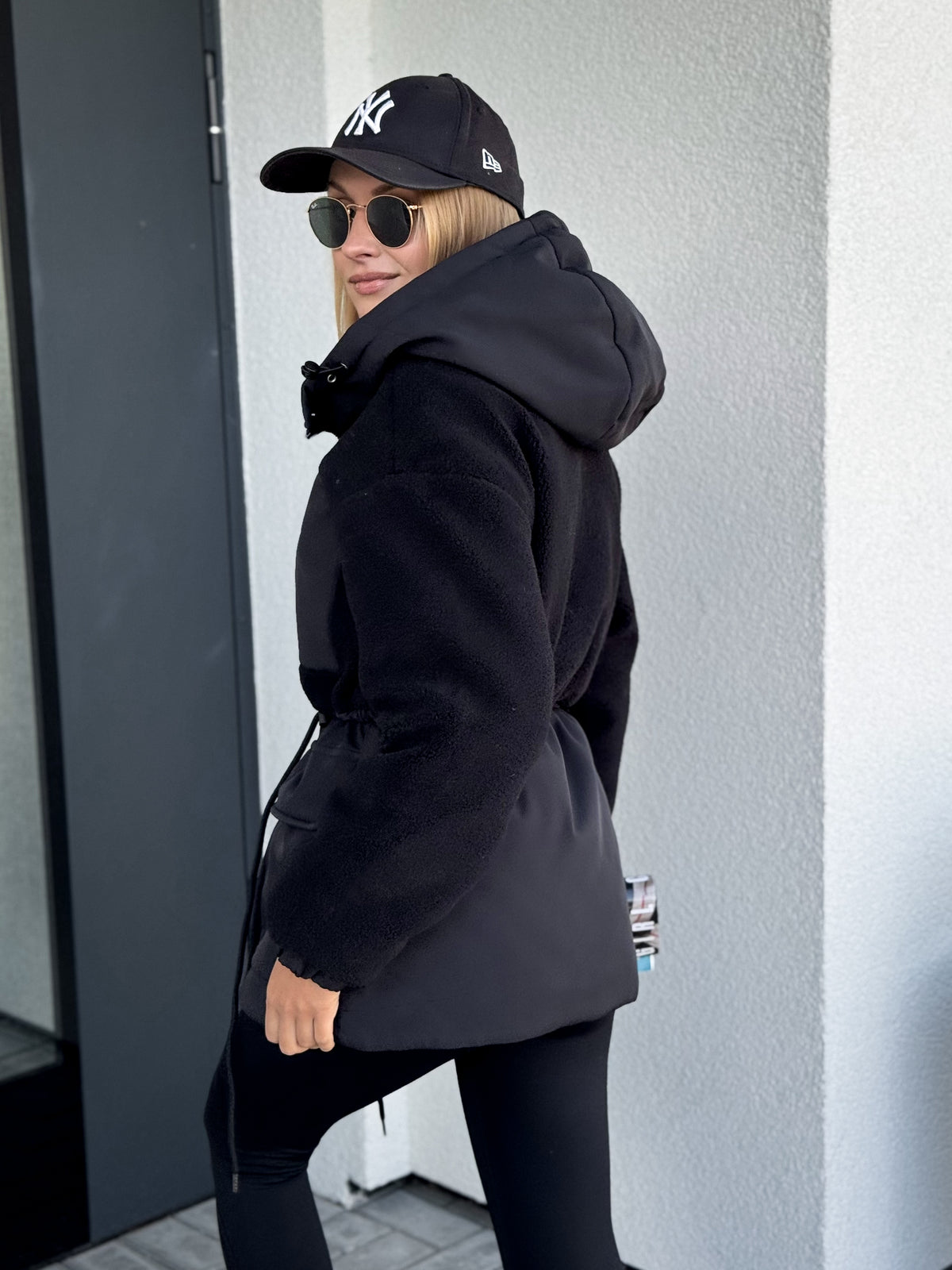 Moteriška vidutinio ilgio teddy striukė su gobtuvu RONEY Juoda