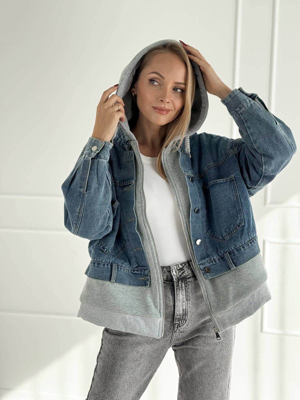 Moteriška kombinuoto audinio džinsinė šilta striukė su gobtuvu CLAIRE