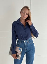 Moteriški itališki klasikiniai marškiniai ORIANA Tamsiai mėlyna