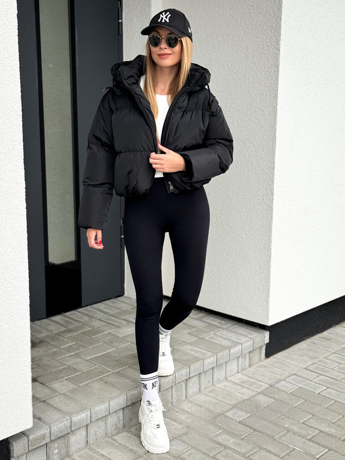 Moteriška trumpa striukė su gobtuvu FRANKIE Juoda