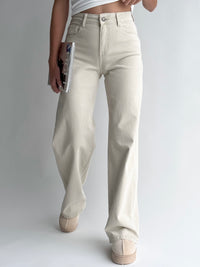 wide-leg-modelio-moteriski-dzinsai-nando-kremine