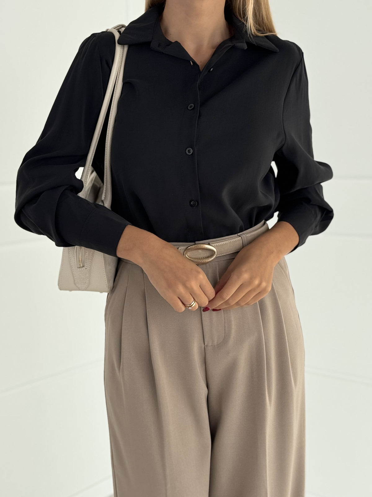 Moteriški itališki klasikiniai marškiniai ORIANA Juoda