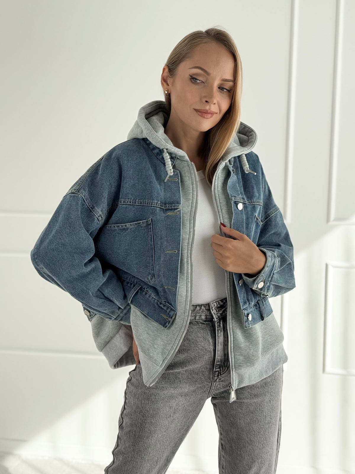 Moteriška kombinuoto audinio džinsinė šilta striukė su gobtuvu CLAIRE