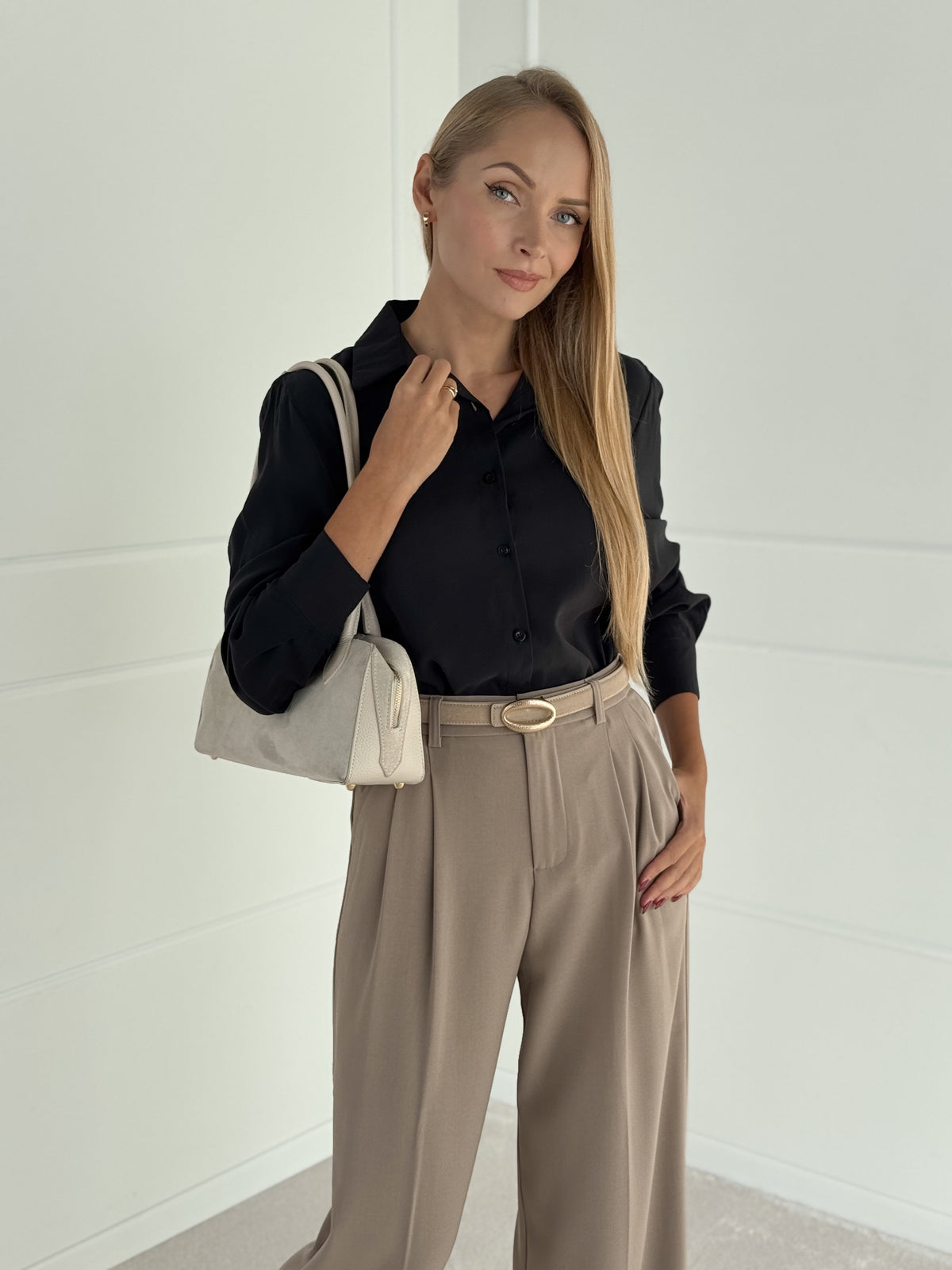 Moteriški itališki klasikiniai marškiniai ORIANA Juoda