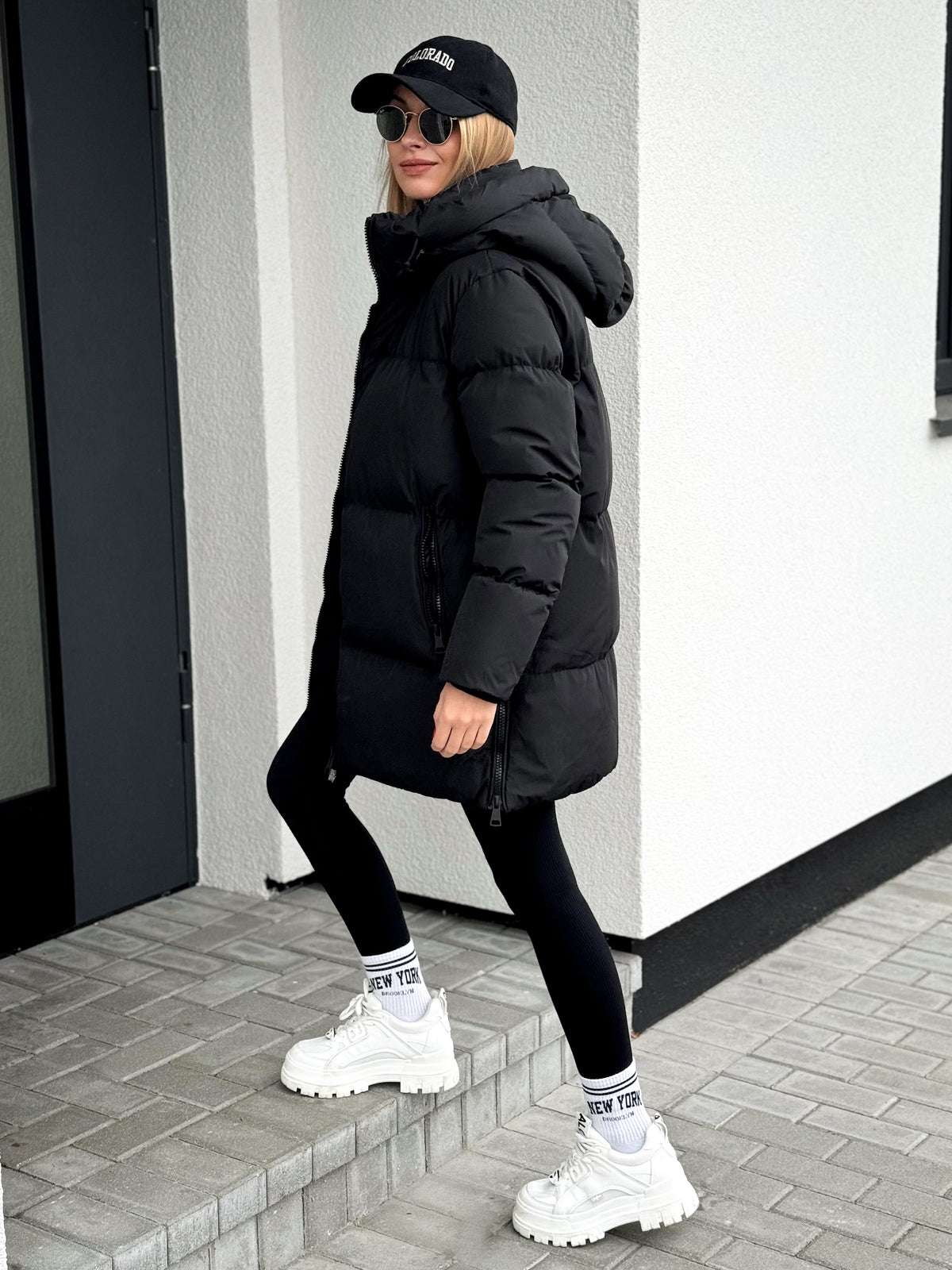 Moteriška vidutinio ilgio striukė su gobtuvu LEOLA Juoda