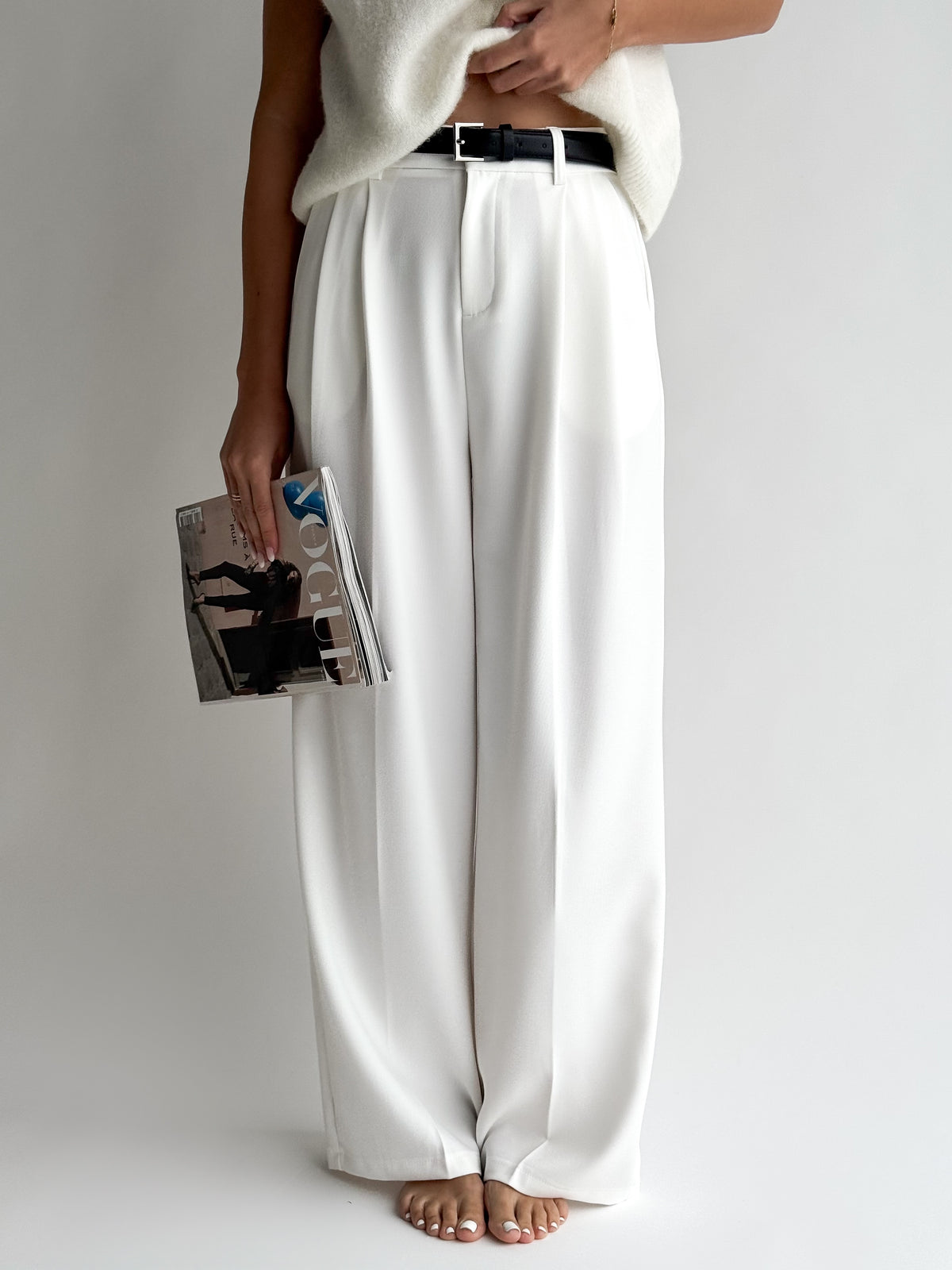 moteriskos-klasikines-kelnes-su-dirzu-moreno-balta